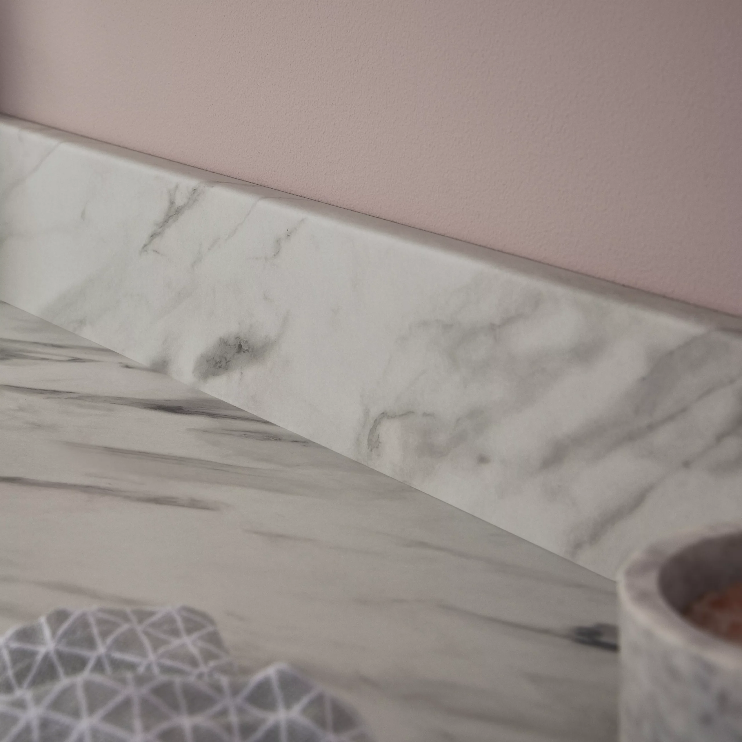 GoodHome Algiata White Marble Effect Laminate & Particle Board Upstand (L)3000mm 3 GoodHome Algiata White Marble Effect Laminate & Particle Board Upstand (L)3000mm - Image 3