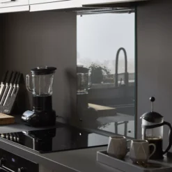 GoodHome Nashi White Glass Effect Glass Splashback, (H)800mm (W)600mm (T)5mm -Goodhome goodhome nashi white glass effect glass splashback h 800mm w 600mm t 5mm3663602636809 32i